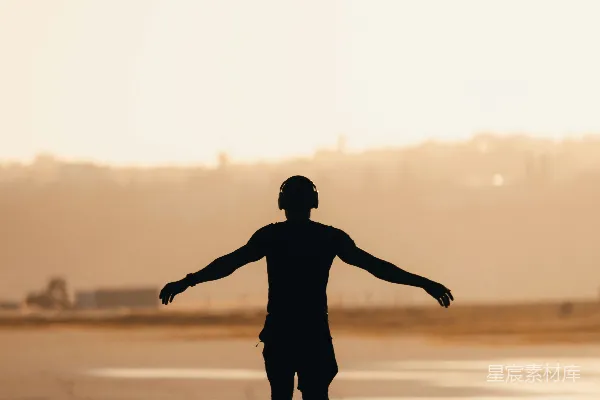 高清摄影 傍晚海滩上一个人的 silhouette。