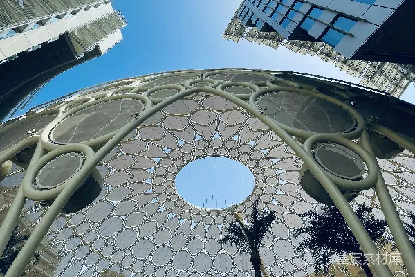 高清摄影 一栋非常高的建筑，背景是天空。
