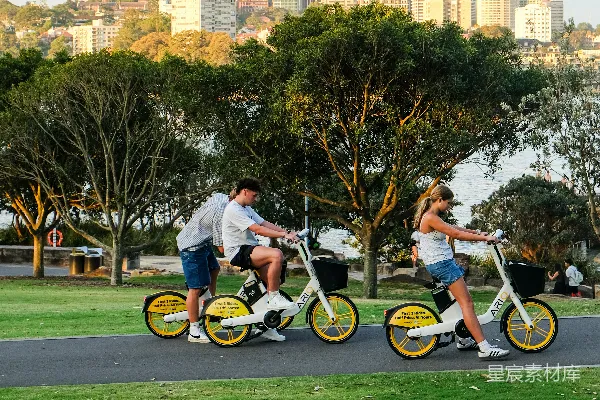 高清摄影 骑自行车的人背景是城市 skyline