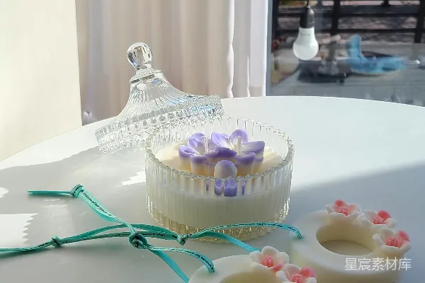 高清摄影 一张白色桌子，上面放着两块蛋糕和两块杯子蛋糕。