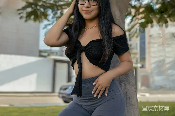 高清摄影 一个女人坐在树上