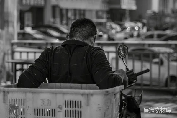 高清摄影 一个男人骑着滑板车