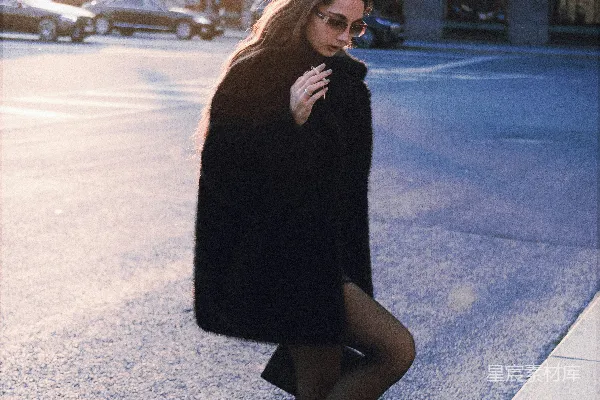 高清摄影 路边站着一名妇女