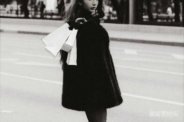 高清摄影 身穿皮大衣的女人正走在街上。
