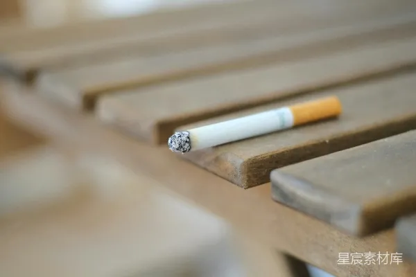 高清摄影 一块木凳上坐着一支烟