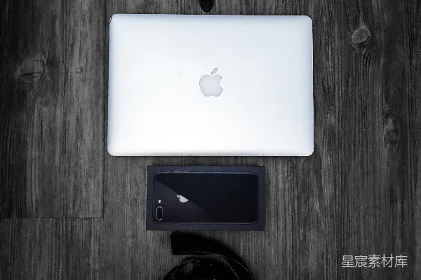 高清摄影 银色的MacBook放在灰色的桌子上。