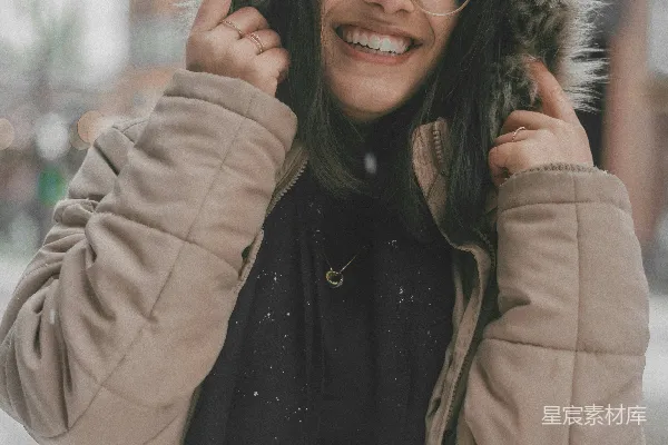 高清摄影 一个戴着眼镜和穿着夹克的女人在雪中