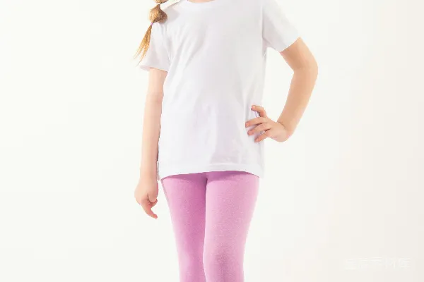 高清摄影 一个穿着白色T恤和紫色 leggings 的小女孩