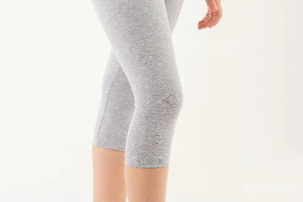 高清摄影 一个穿着白色上衣和灰色 leggings 的小女孩
