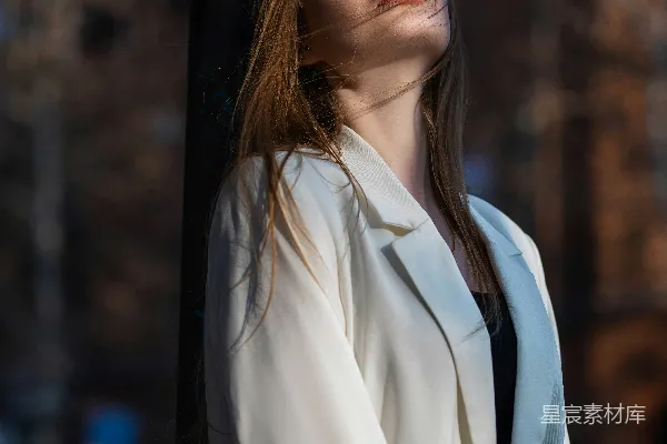 高清摄影 年轻女子享受着阳光的沐浴。