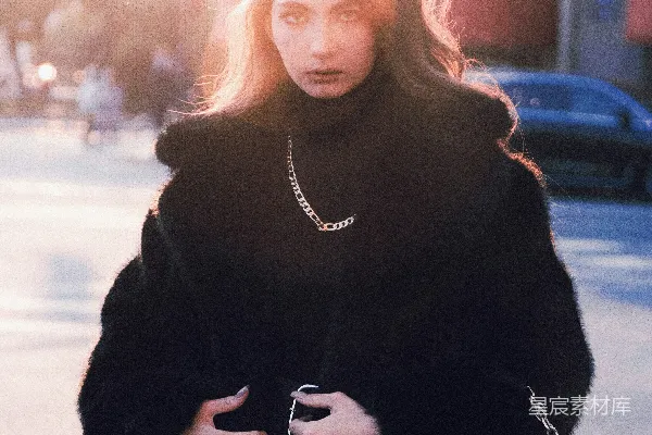 高清摄影 黑色大衣的女人正走在街上。