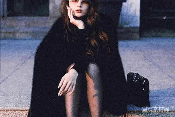 高清摄影 一个女人坐在台阶上正在打电话。