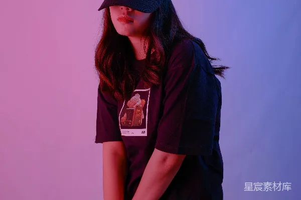 高清摄影 一个穿黑色上衣和黑色帽子的女孩