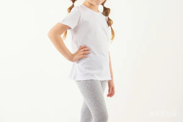 高清摄影 一个小女孩正在摆姿势拍照。