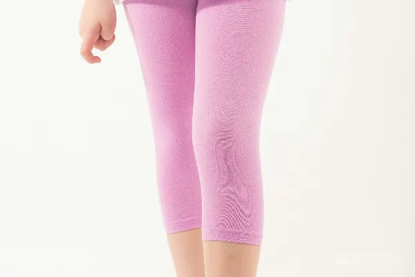 高清摄影 一个穿着白色上衣和粉色 leggings 的小女孩