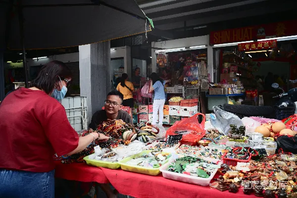 高清摄影 户外市场摊位上浏览商品的人们。