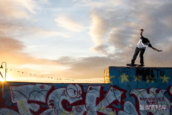 高清摄影 男士在滑板上在公园里滑行骑墙式