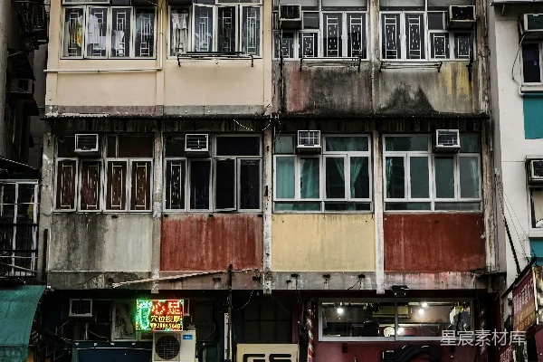 高清摄影 绿色和红色的卡车白天停在建筑物旁边