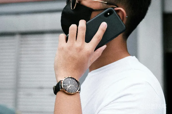 高清摄影 戴着口罩的男人在打电话。