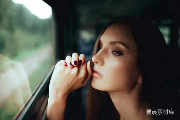 高清摄影 一个女人望着窗外