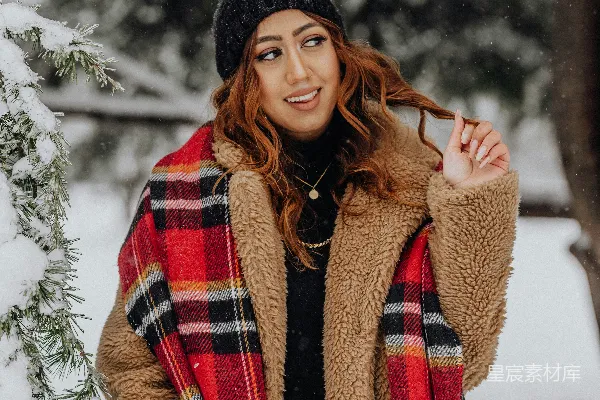高清摄影 穿着格子围巾的女人站在雪地里