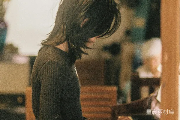 高清摄影 一位妇女正在弹钢琴。