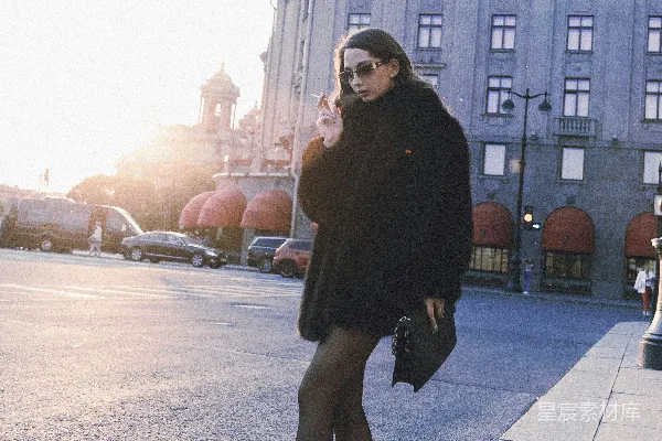 高清摄影 路边一位妇女站在路边打电话。