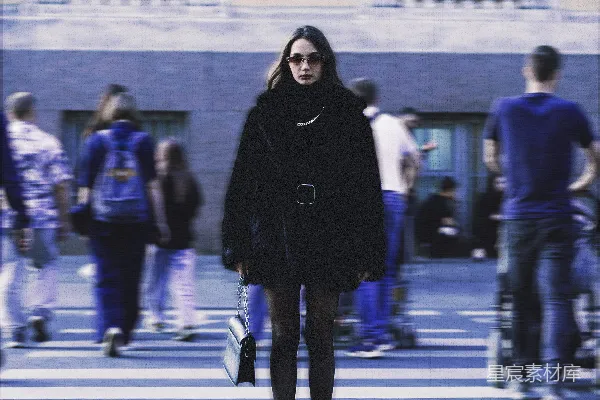 高清摄影 黑色外套的女人正走在街上。