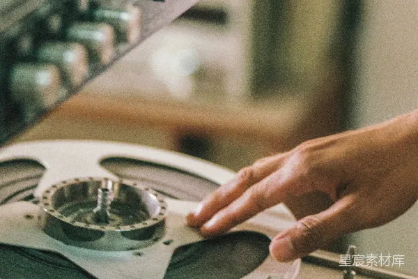 高清摄影 指向留声机的手