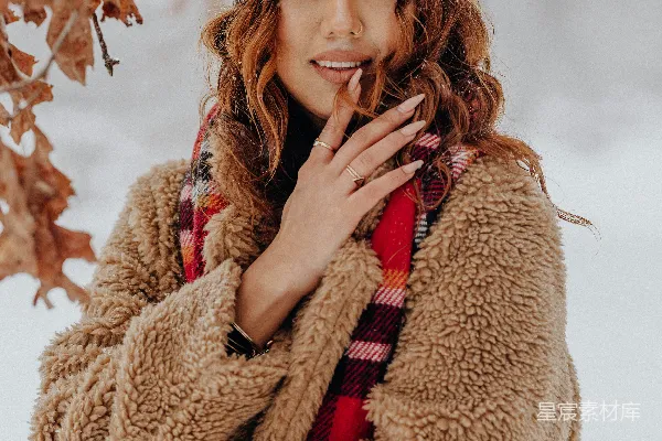 高清摄影 一个女人站在雪中，双手捂着嘴。