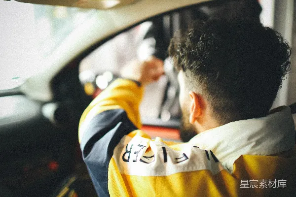 高清摄影 Dresden的一名男性驾驶员正在收费亭处进行支付。