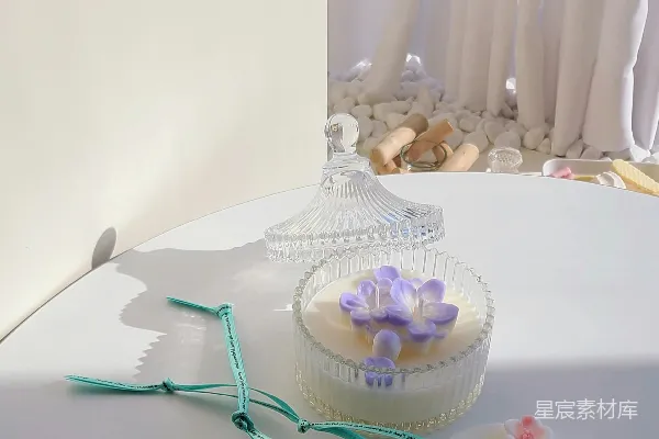 高清摄影 一张桌子上面放着一块蛋糕，旁边有一对剪刀。