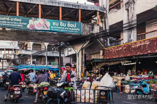 高清摄影 一群人在街道上骑摩托车。