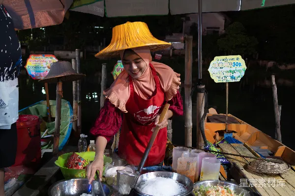 高清摄影 一个戴着黄色帽子的女人站在满满的食物桌子前