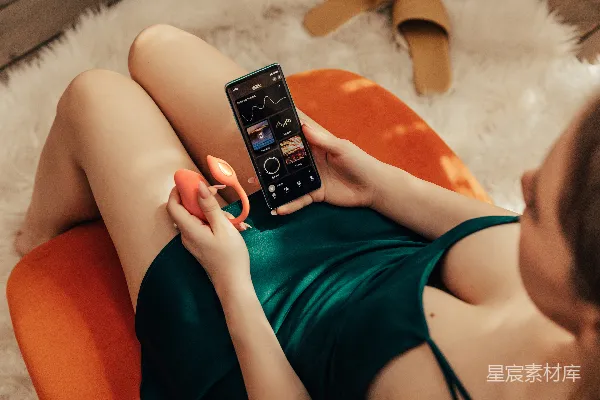 高清摄影 床上躺着一个女人，手里拿着手机。