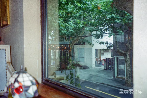 高清摄影 透过窗户看的一条街道