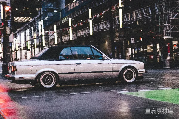 高清摄影 白色敞篷 coupe 正穿过公路。