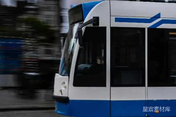 高清摄影 轨道上的白火车