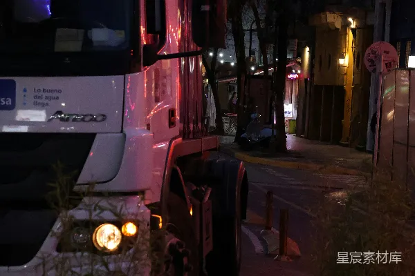 高清摄影 白卡车夜晚停在街上。