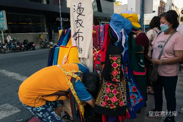 高清摄影 一群人在街道上挨着挨着站在一起