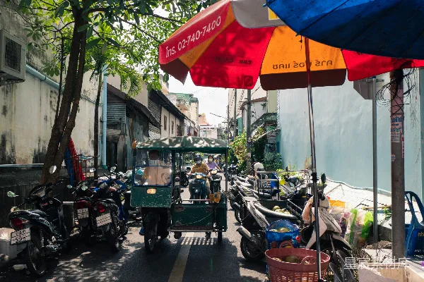高清摄影 一群摩托车停在路边