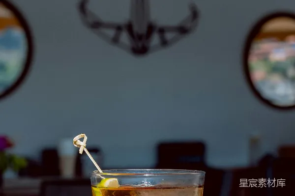 高清摄影 一杯加了柠檬片的茶