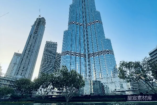 高清摄影 一座高耸入云的大楼矗立在一片水域之上。