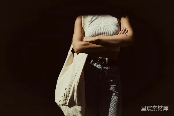 高清摄影 一位妇女正用手交叉放在胸前。
