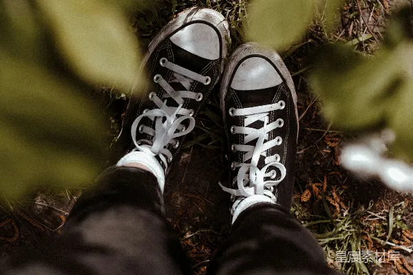 高清摄影 穿着黑白 converse all star 高顶运动鞋的人