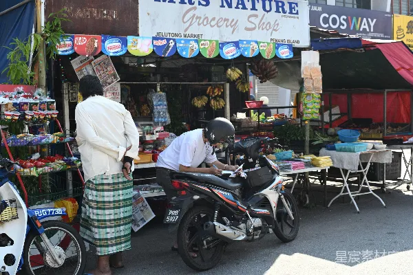 高清摄影 一家杂货店外面有人和一辆摩托车。