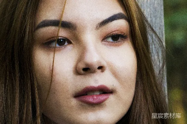 高清摄影 妇女倚靠在木头表面上