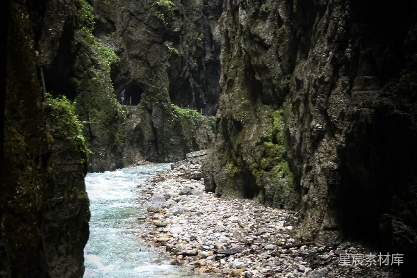 高清摄影 一条河流穿过一块岩石嶙峋的峡谷旁边环绕着一片森林。