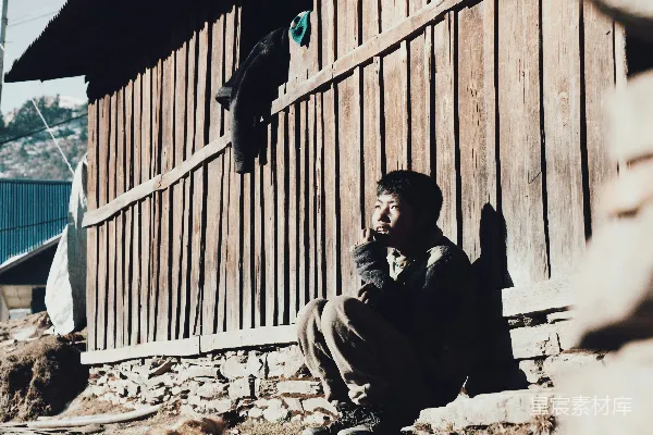 高清摄影 黑色夹克的男人坐在棕色混凝土台阶上