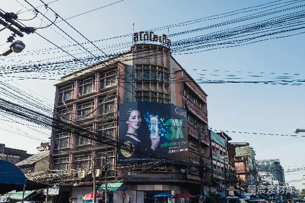 高清摄影 繁忙的城市街道，角落里有一栋大型建筑。